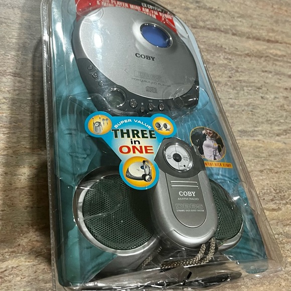 New Coby CX-CD1234 personal portable CD player mini AM/FM radio & mini speakers - Picture 10 of 16